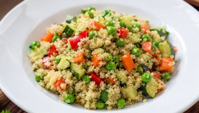 Рецепта за киноа с грах и зеленчуци