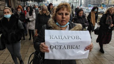 Медици и студенти искат оставката на Кацаров: Няма да позволим ликвидацията на болница "Лозенец"