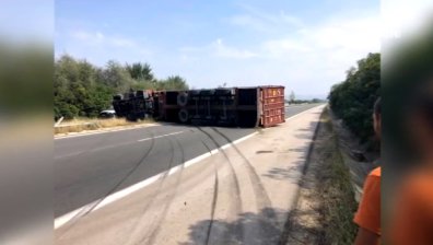 ТИР се преобърна на АМ "Хемус" - движението е затруднено