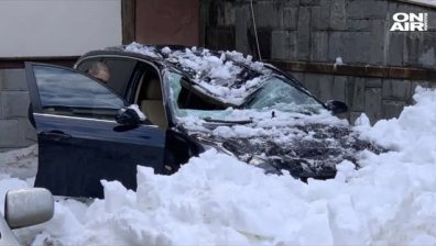 Сняг падна от покрива на хотел в Пампорово и смачка 3 коли