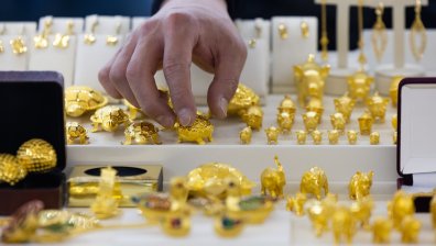 Силният натиск на растящия долар срива цената на златото