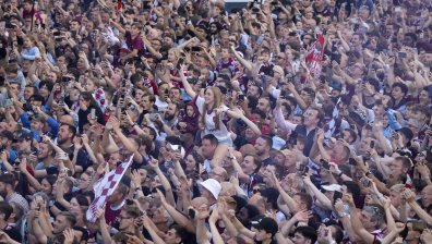 УЕФА наказа "Фиорентина" и "Уест Хем" след дъжда от фойерверки и предмети към играчите