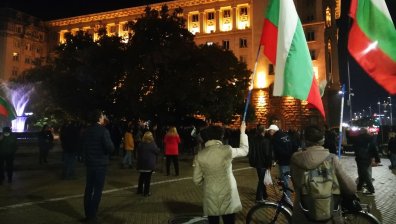 Невролог: Хората гладуват, а вие хвърляте храна и горите маски