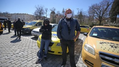 Таксиметрови шофьори на протест, опасяват се от фалит