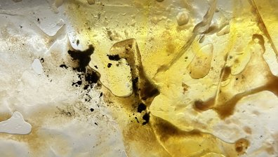 Клиент откри черна мазна субстанция на дъното на кутия с натурален сок