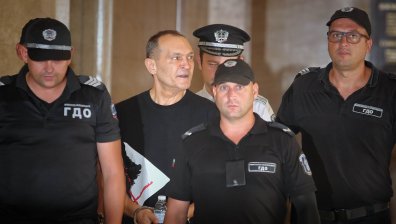 Съдът решава дали да остави Васил Божков за постоянно в ареста