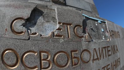 Нинова за нападението над паметника в София: Партиите да се разграничат от този акт