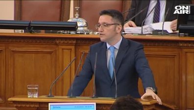 Скандал в НС след пост във Facebook &ndash; кой кого нарича идиот?