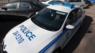 19-годишен нападна полицай в Перник и потроши кола на МВР