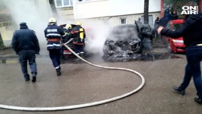 Кола се запали на столичния булевард "България"
