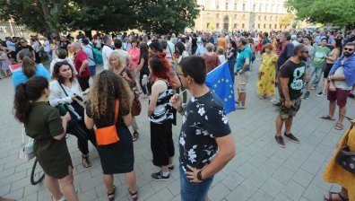 "Тук не е Москва": Протестиращи поискаха оставката на Румен Радев