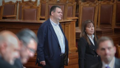 Кои са моралисти и съдници? Спор заради Пеевски в комисията, ДПС предложи промени в Конституцията