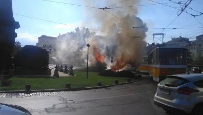 Трамвайни жици се скъсаха и предизвикаха пожар в центъра на столицата