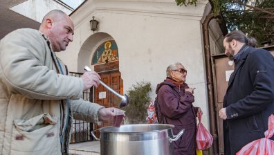 Раздават храна на нуждаещи се в храм "Св. Николай Мирликийски" всеки четвъртък