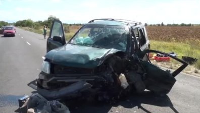 Двама души са с опасност за живота след тежка катастрофа в Карловско