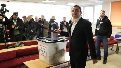 Албин Курти гласува на парламентарните избори в Косово (СНИМКИ)