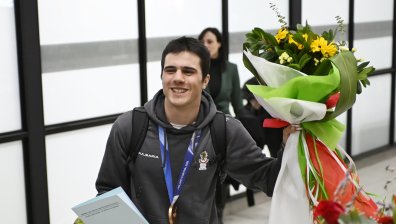 България посрещна олимпийския герой Тервел Замфиров: "Нашата гордост", "пример за всички" (ВИДЕО)