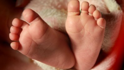 12-годишна родилка от Асеновград заряза бебето си и замина за Германия