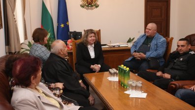 Наталия Киселова обсъди с жители на Роман как да се върнат младите в региона