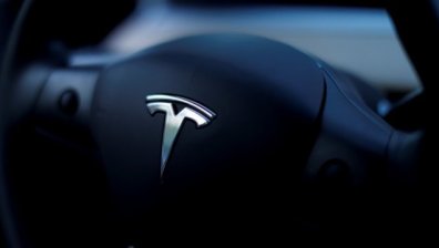 Спящ шофьор, докато Tesla-та му се движи на автопилот