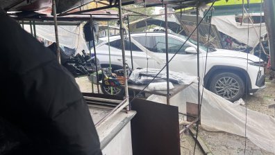 Шофьорка обърка педалите и се вряза в пазар в Казанлък (+СНИМКИ)