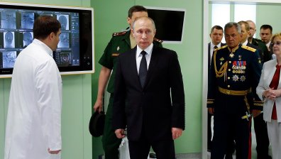 Путин не ходел никъде без онколога си, лекувал рак със стероиди?