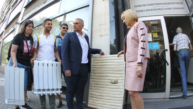 Мая Манолова посрещна шефа на КЕВР със студен радиатор