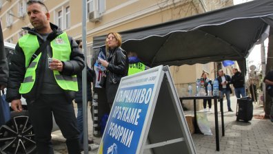 В знак на протест: Полицаи вдигат палатков лагер пред Министерството на финансите