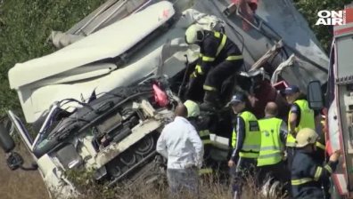 Два тира се удариха челно край Карнобат, шофьорите загинаха на място