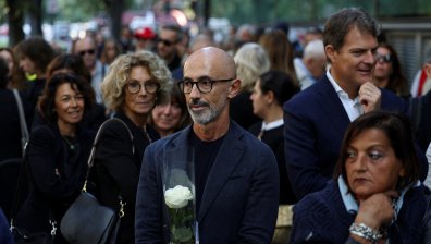 Хиляди се стeкоха в Милано, за да почетат "краля на модата" Джорджо Армани (+ВИДЕО)