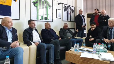 Борисов се срещна с шефовете и феновете на "Локо" и "Ботев"