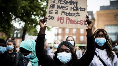 Протестиращи в САЩ събарят и палят паметници на Колумб