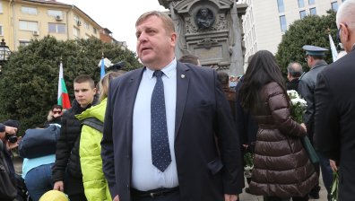 Проверяват случая с Каракачанов, заснет да седи на пейка