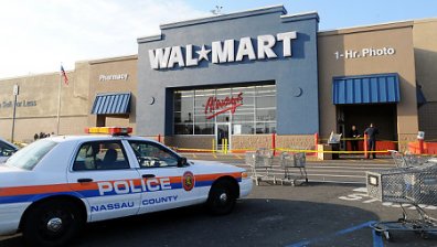 Мъж почина след схватка с охраната на Wal-Mart