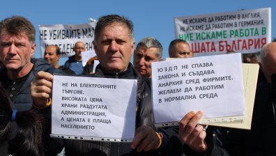 Цената на дървесината изкара преработватели на протест, блокираха пътя край Симитли