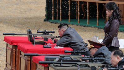 Ким Чeн Ун и дъщеря му тестваха последно поколение пушки (+СНИМКИ)