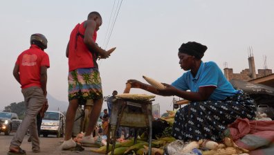 "Казах на децата си да не играят, за да пестим пари за сапун": В Малави живеят на ръба