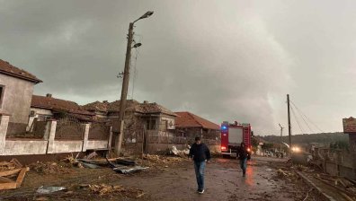 Торнадо помля част от Североизточна България, местните хора молят за помощ