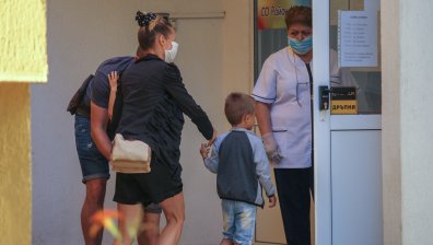 Въвеждат по-строги мерки от утре в още няколко области