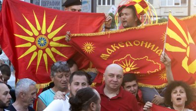 Напрежението в Скопие ескалира: Тоалетна хартия и яйца полетяха по парламента