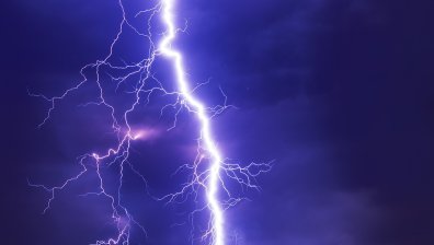 Мълния подпали жилищен блок в Горна Оряховица
