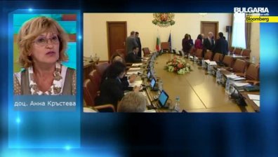 Едно дясно правителство прави много леви политики: Анна Кръстева