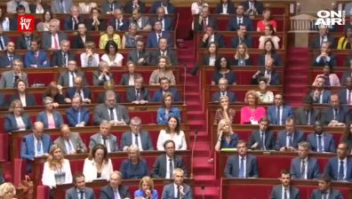 Футболни тениски, провокации... Въведоха дрескод във френския парламент