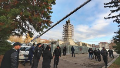 "Къде е Терзиев, експертизата е митична" - напрежение пред Паметника на Съветската армия