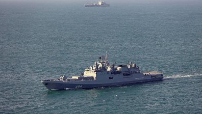 Руски военен кораб стреля срещу яхта в Ламанша