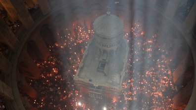 Благодатният огън се спусна над Божи гроб в Ерусалим