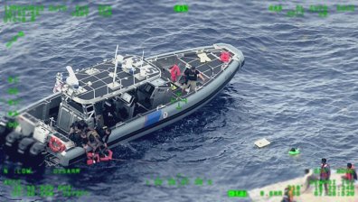 Бреговата охрана на Италия опитва да спаси 1200 бедстващи в морето мигранти