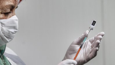 МОН: В едва 4% от училищата е ваксиниран над 70% от персонала