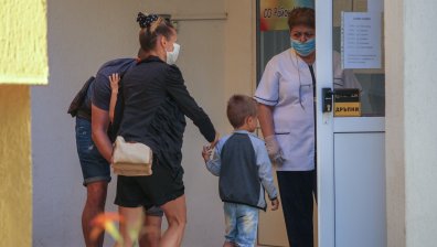 Тестват деца, родители и служители в градина в кв. "Дружба" (ВИДЕО+СНИМКИ)