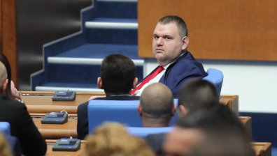 Пеевски показа снимки в НС: "Кики и Антон Славчев се хилят и се обичат"